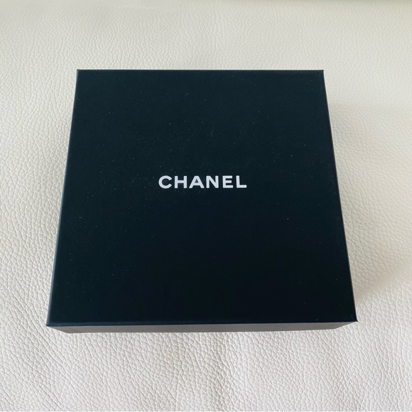 Chanel necklace box with velvet sleeve, ribbon, camellia, and booklet - Picture 6 of 7